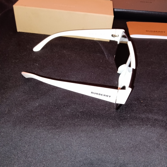 UNISEX BURBERRY SUNGLASSES - Picture 3 of 8